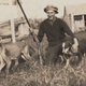 Wilfred Batty posando con el último tilacino que se sabe que recibió un disparo en la naturaleza, 1930.